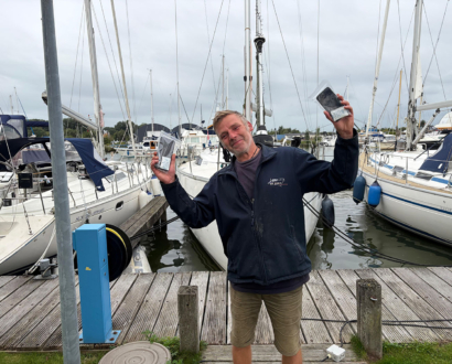 Eigenaar met zijn teruggevonden telefoon in de jachthaven