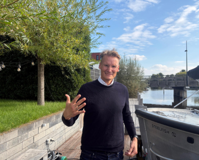 Eigenaar aan het water bij de boot