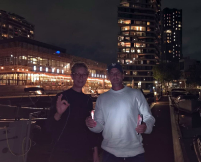 Duiker en eigenaar 's avonds aan het water