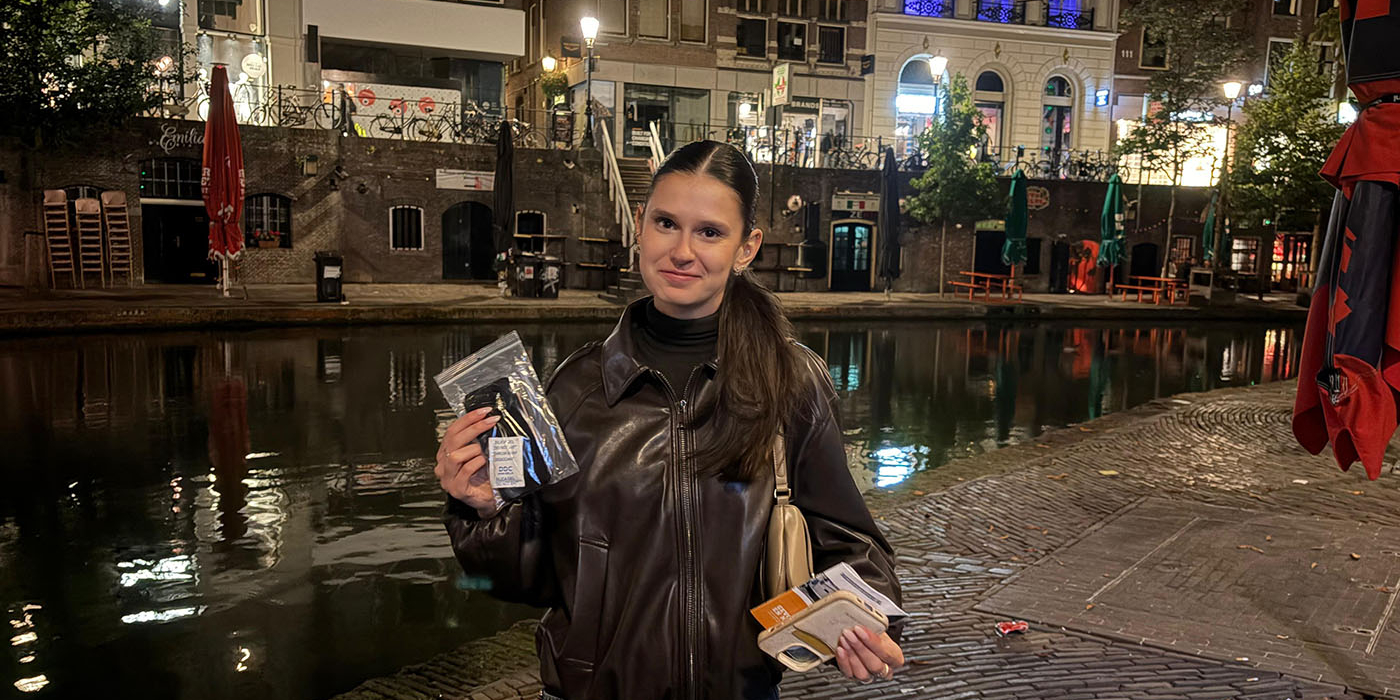 Na een nachtelijke val van de kade doken de duikers van Recovery Divers een verloren telefoon weer op uit de gracht in Utrecht.