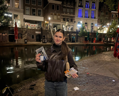 Na een nachtelijke val van de kade doken de duikers van Recovery Divers een verloren telefoon weer op uit de gracht in Utrecht.