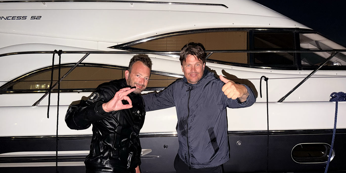 In Zeewolde vindt Recovery Divers binnen enkele minuten de Samsung telefoon van Dave terug op de bodem van Jachthaven De Eemhof.