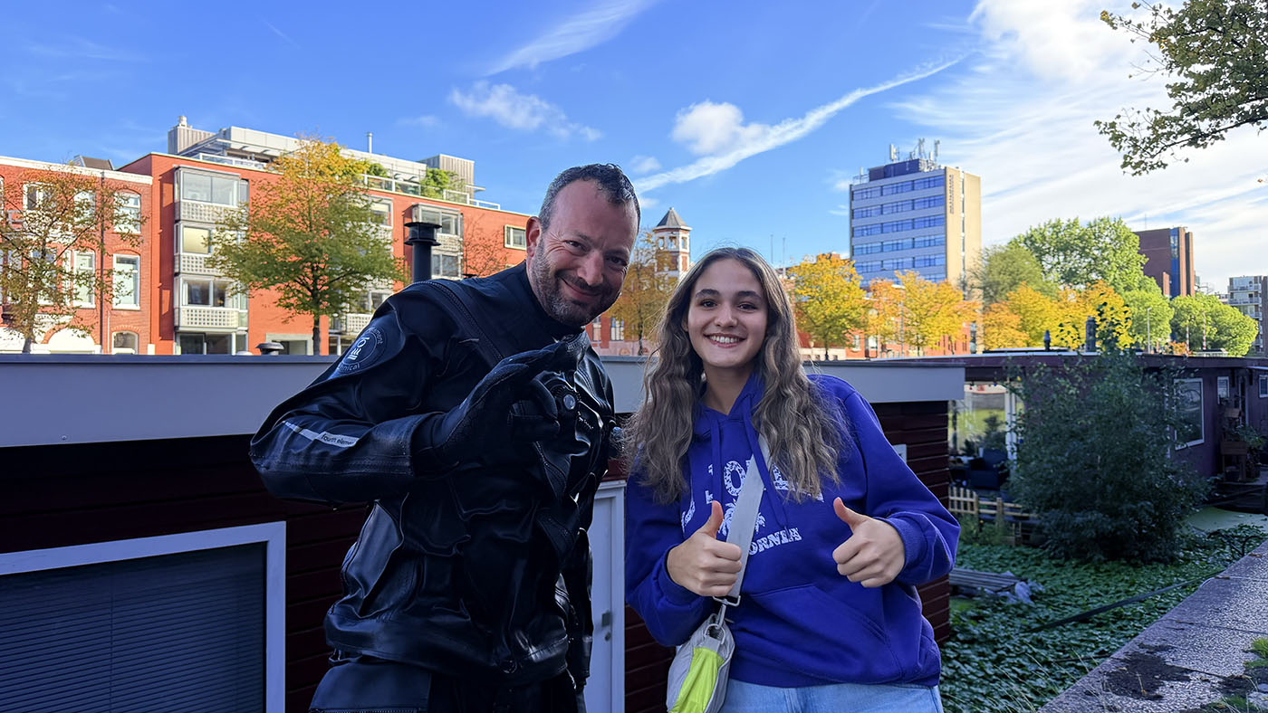 In Groningen vindt Recovery Divers de verloren iPhone 13 van Sophia snel terug, inclusief haar waardevolle foto's en herinneringen aan Hawaii.