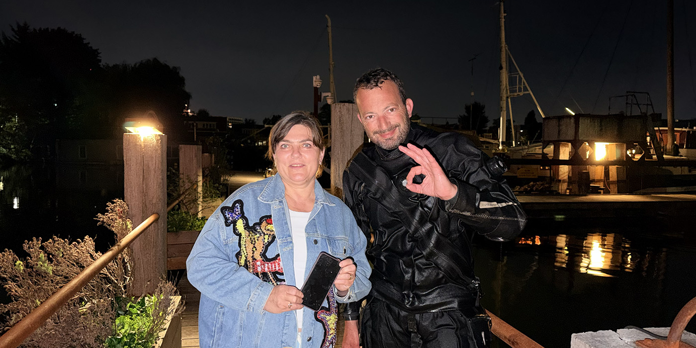 In Amsterdam valt een telefoon in het Johan van Hasseltkanaal, maar duiker Jochem vindt hem snel terug en geeft duidelijke drooginstructies.