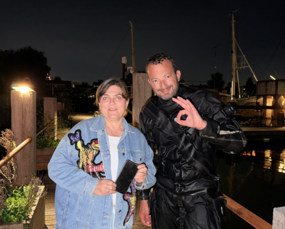 In Amsterdam valt een telefoon in het Johan van Hasseltkanaal, maar duiker Jochem vindt hem snel terug en geeft duidelijke drooginstructies.