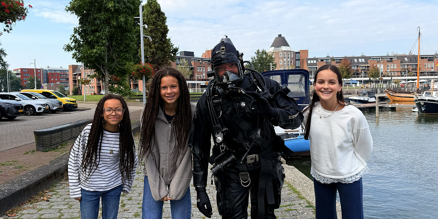 In Almere valt de telefoon van Olivia in het water, maar Jochem van Recovery Divers vindt hem tijdens de eerste zoekbeweging terug.