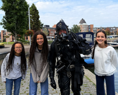 In Almere valt de telefoon van Olivia in het water, maar Jochem van Recovery Divers vindt hem tijdens de eerste zoekbeweging terug.