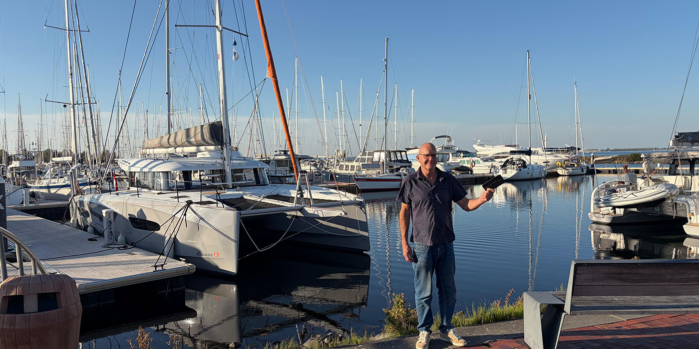In Bruinisse vindt een duiker na vijf minuten zoeken een verloren telefoon terug tussen de schelpen van de haven.