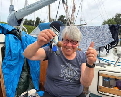 In Lemmer verliest een Duitse vrouw haar sleutelbos met autosleutel in de haven, na drie kwartier zoeken wordt de bos teruggevonden.