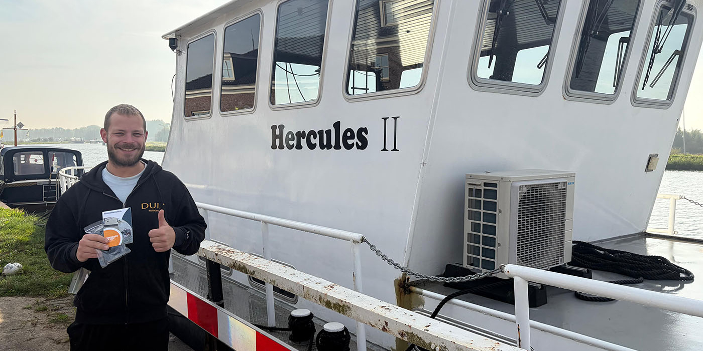 Bij de Kleine Kanaaldijk in Meerkerk vinden de duikers van Recovery Divers een verloren telefoon terug van een ondernemer die nu weer bereikbaar is.