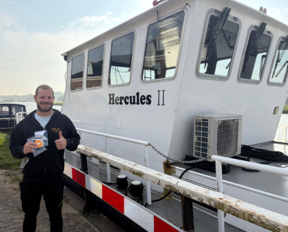 Bij de Kleine Kanaaldijk in Meerkerk vinden de duikers van Recovery Divers een verloren telefoon terug van een ondernemer die nu weer bereikbaar is.