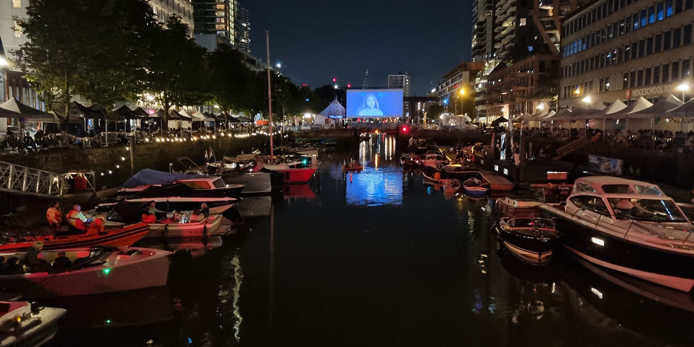 Jaws in Rotterdam: duikers zorgen voor spektakel