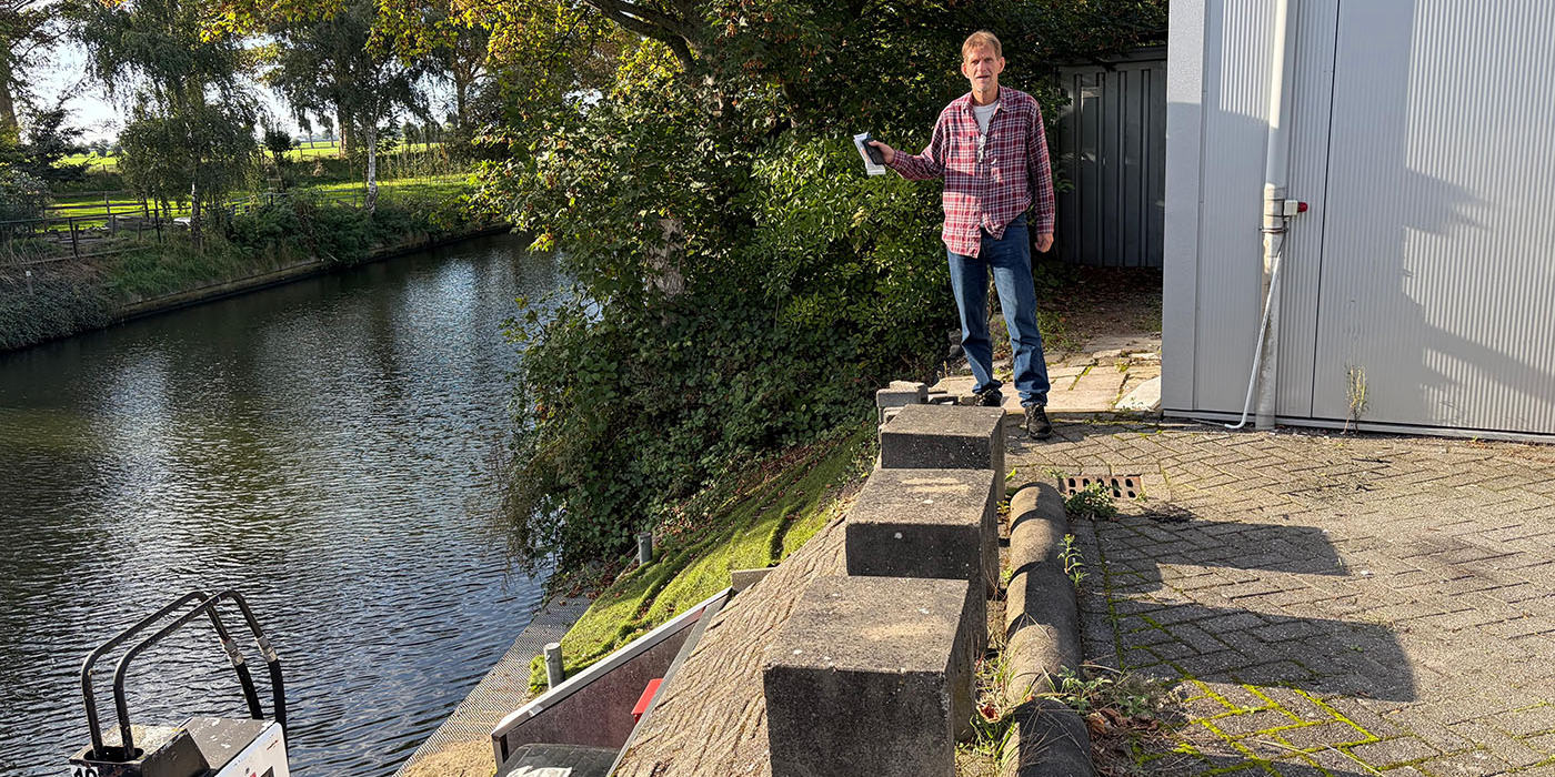 Pieter redt een autoband, maar verliest zijn telefoon