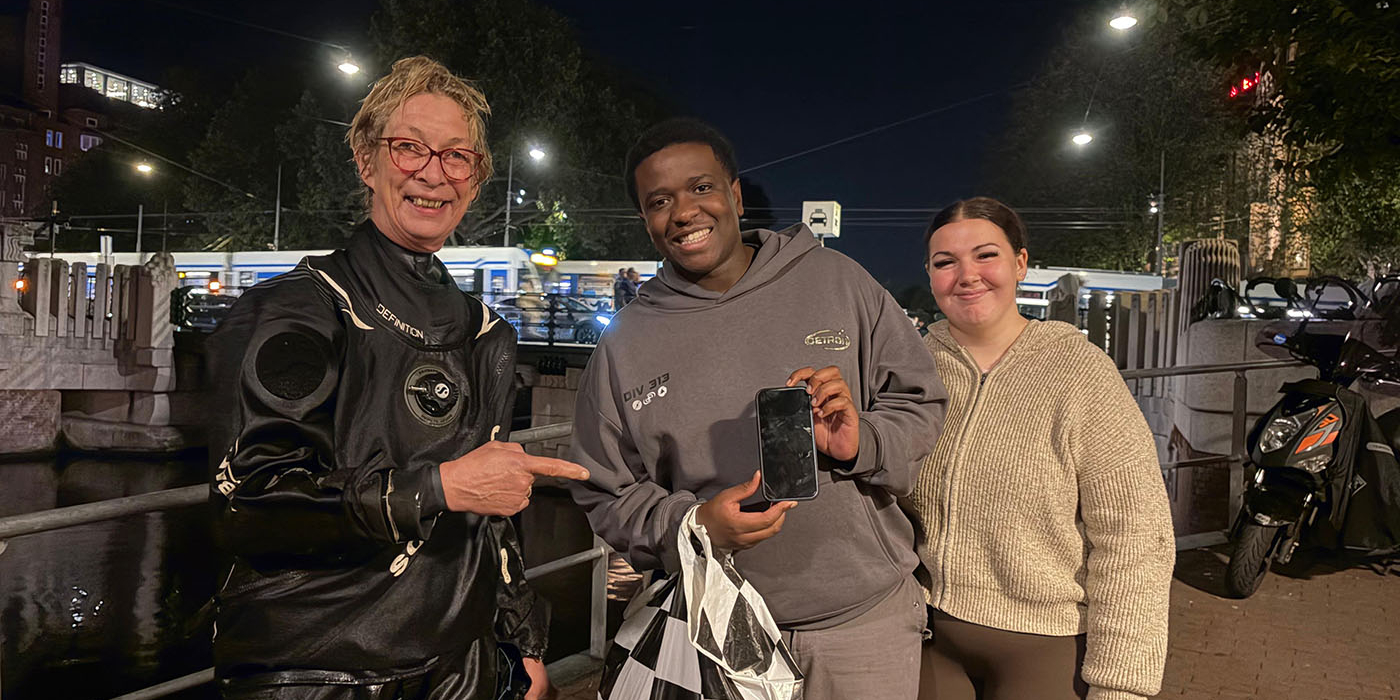 Bij de Leidschekade in Amsterdam vinden Recovery Divers een telefoon terug die tijdens een rondvaart in het water was gevallen.