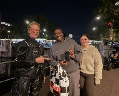 Bij de Leidschekade in Amsterdam vinden Recovery Divers een telefoon terug die tijdens een rondvaart in het water was gevallen.