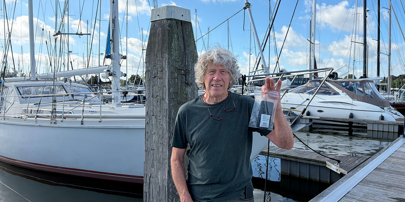 Henk laat zijn telefoon vallen bij Boat Shop Medemblik en onze duiker haalt hem in één duik boven water, een bliksembezoek aan Medemblik.