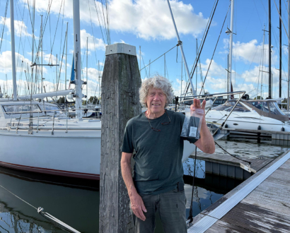 Henk laat zijn telefoon vallen bij Boat Shop Medemblik en onze duiker haalt hem in één duik boven water, een bliksembezoek aan Medemblik.