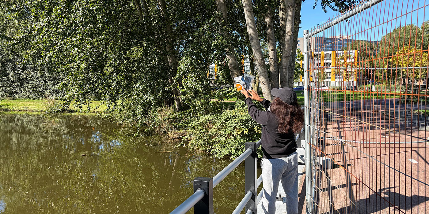 In Amsterdam Zuidoost vindt Recovery Divers na een botsing met bouwhekken snel de verloren iPhone terug tussen takken en afval.