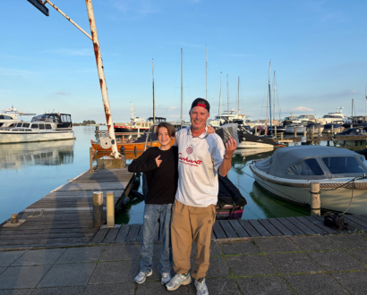 In Roelofarendsveen vindt Recovery Divers na ruim een half uur zoeken de telefoon terug die Danny na de Leidse 3 oktoberfeesten in het water laat vallen.
