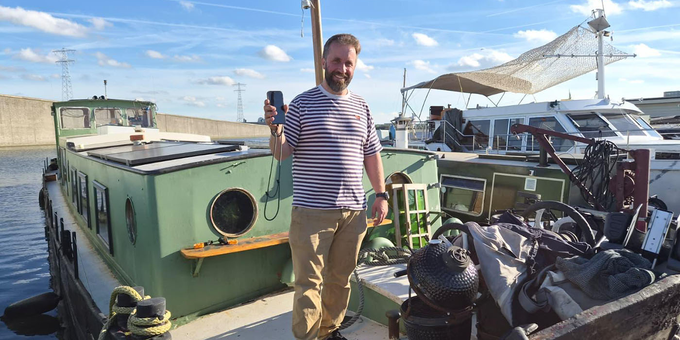 Aan de Schellingwouderdijk in Amsterdam doken de duikers van Recovery Divers een verloren telefoon van een woonschip binnen enkele minuten op.