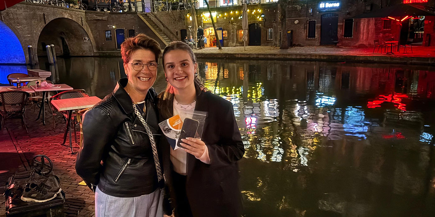 Aan de Oudegracht in Utrecht haalden de duikers van Recovery Divers een verloren telefoon op tijd boven water voor twee bezoeksters uit Enschede.