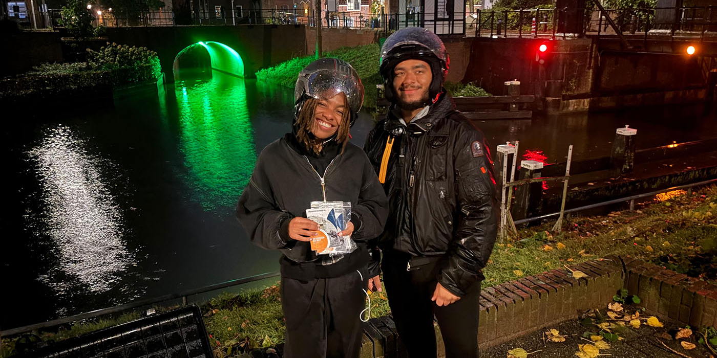 In de Hollandsche IJssel in IJsselstein doken de duikers van Recovery Divers in de stortregen een verloren telefoon binnen een minuut weer op.