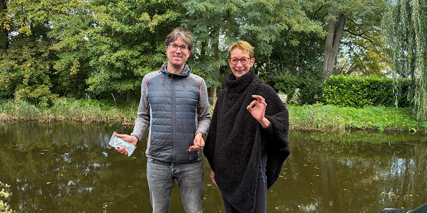Een wielrenner valt in het Watertje in Zoeterwoude en verliest zijn tasje, duiker Marja vindt het terug, inclusief een nog werkende telefoon.