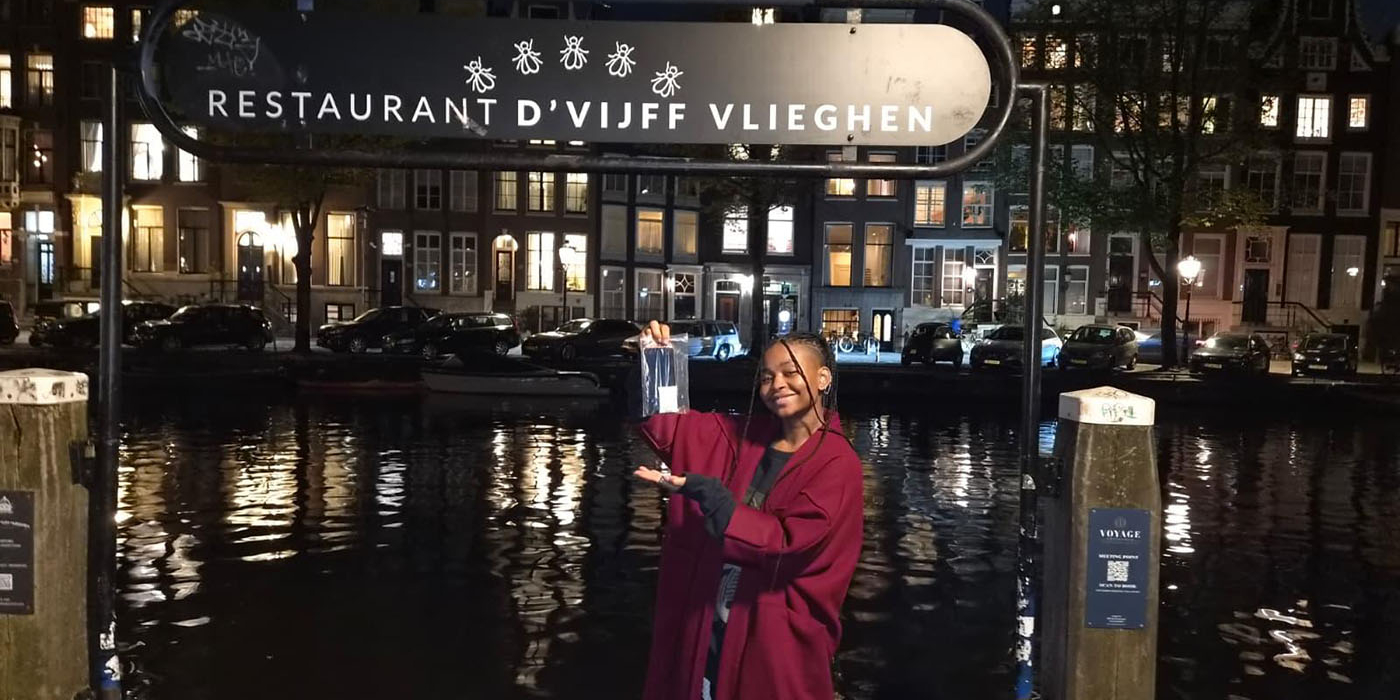 Aan de Singel in Amsterdam doken de duikers van Recovery Divers na een intensieve zoektocht bij de kademuur een verloren telefoon weer op.