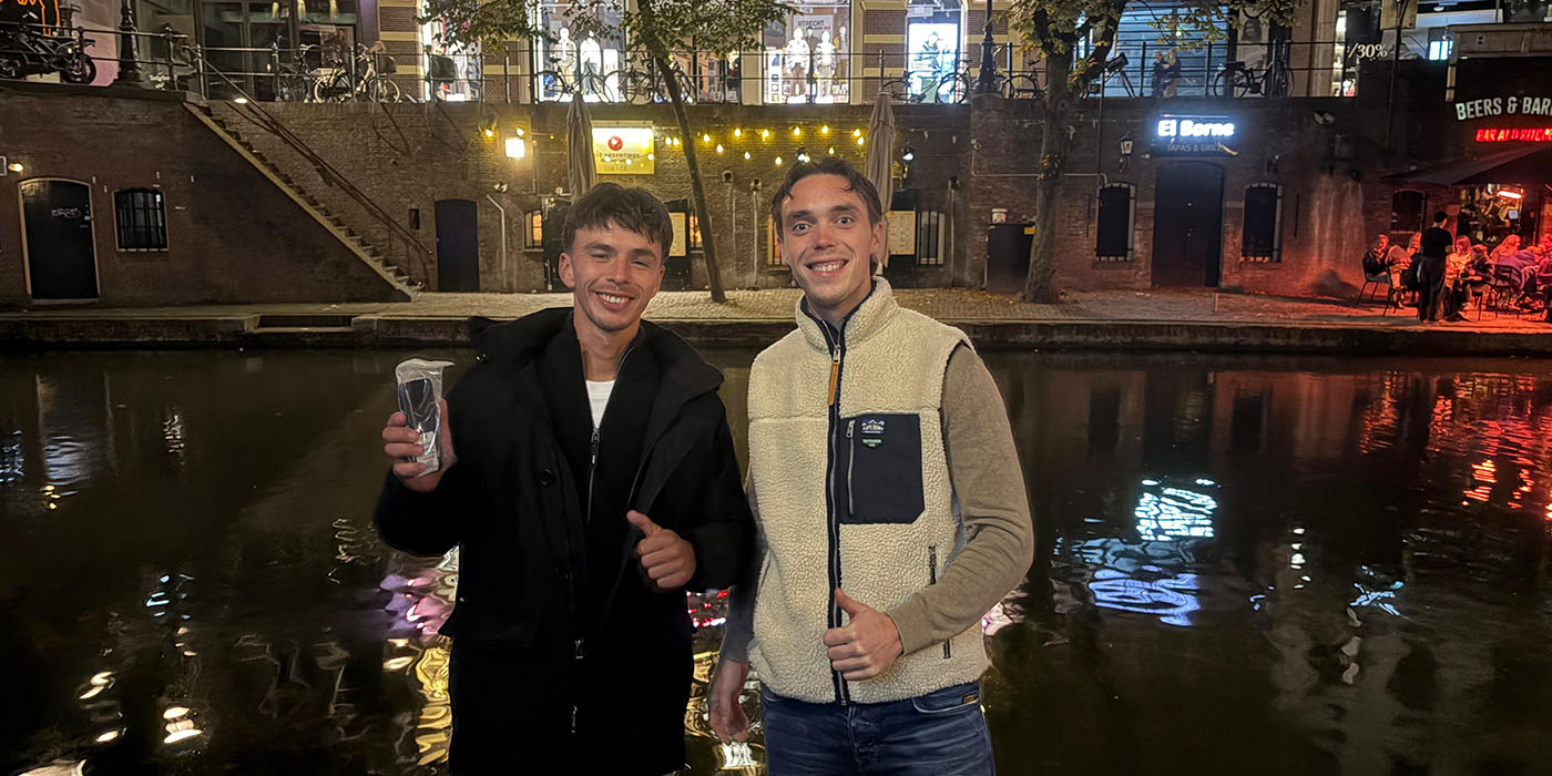 Tonny verliest zijn telefoon tijdens een etentje aan de Oudegracht in Utrecht, maar Recovery Divers haalt het toestel binnen enkele minuten weer boven water.